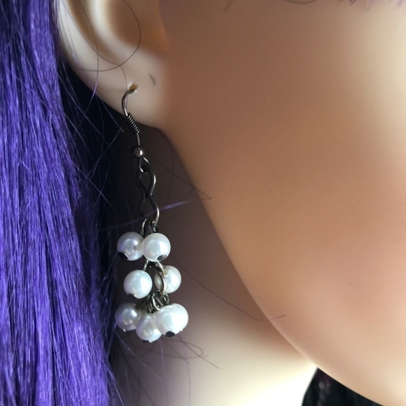 Blonde Cluster Pearls/Antique Gold Color Earrings - Picture 5 of 6